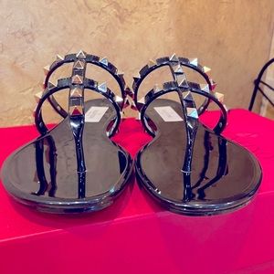 ✨Valentino Garavani Studded Sandals!